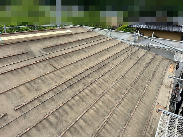 韮崎市で屋根葺き替え！胴縁で補強し、構造用合板(コンパネ)を用いて野地板増し張り